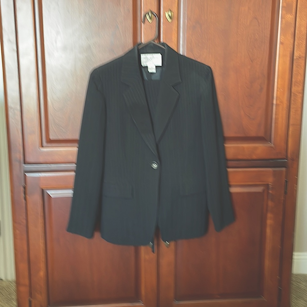 Jones New York pin stripe pant suit